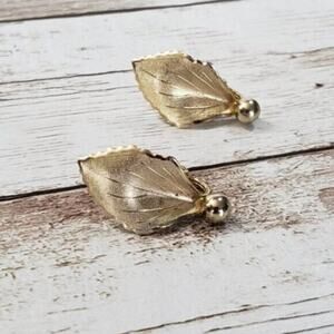 Vintage Clip On Earrings Gold Tone Leaf Design Pretty 7/8"